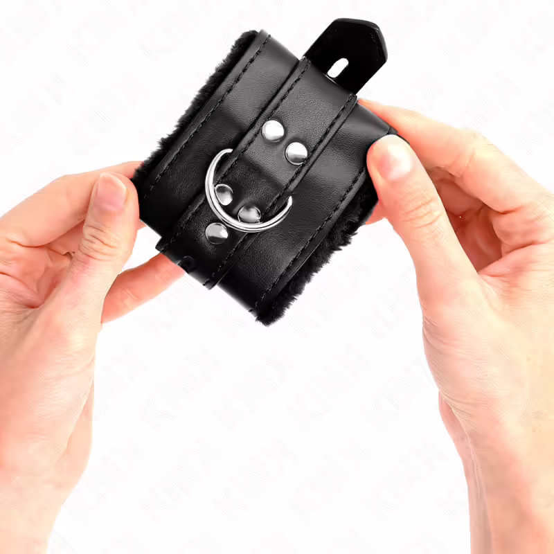 KINK - MUÑEQUERAS FORRADAS CON AGUJEROS CUADRADOS NEGRO Y CORREA NEGRO AJUSTABLE 17-29 CM X 6 CM - Imagen 3